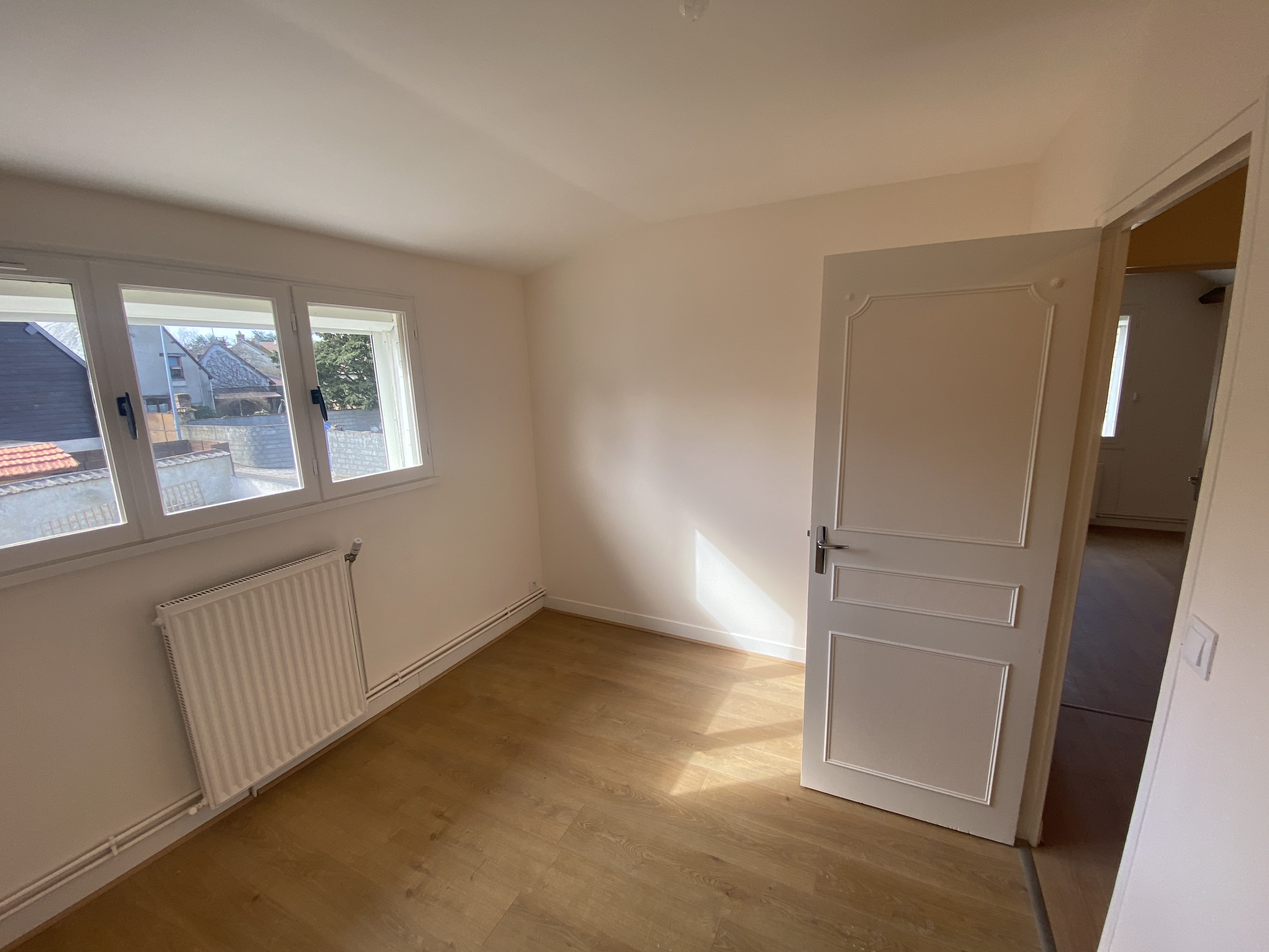 Chambre en face de l'escalier après les travaux